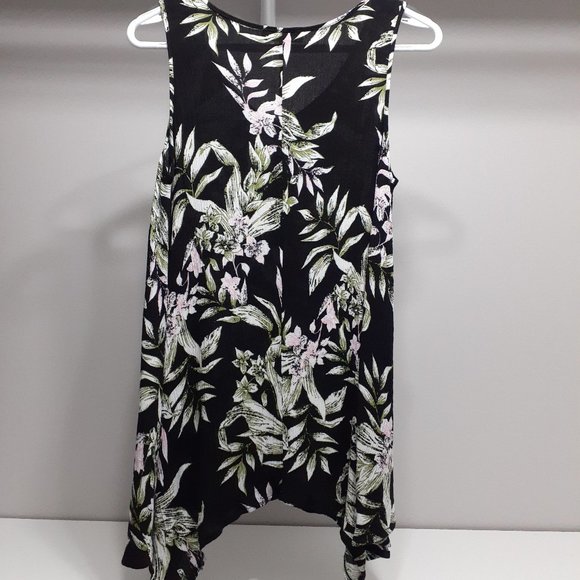 Handkerchief style sleeveless top - Picture 2 of 2